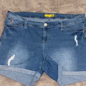 YMI WannaBeta Butt Jean Short Women’s Size 16